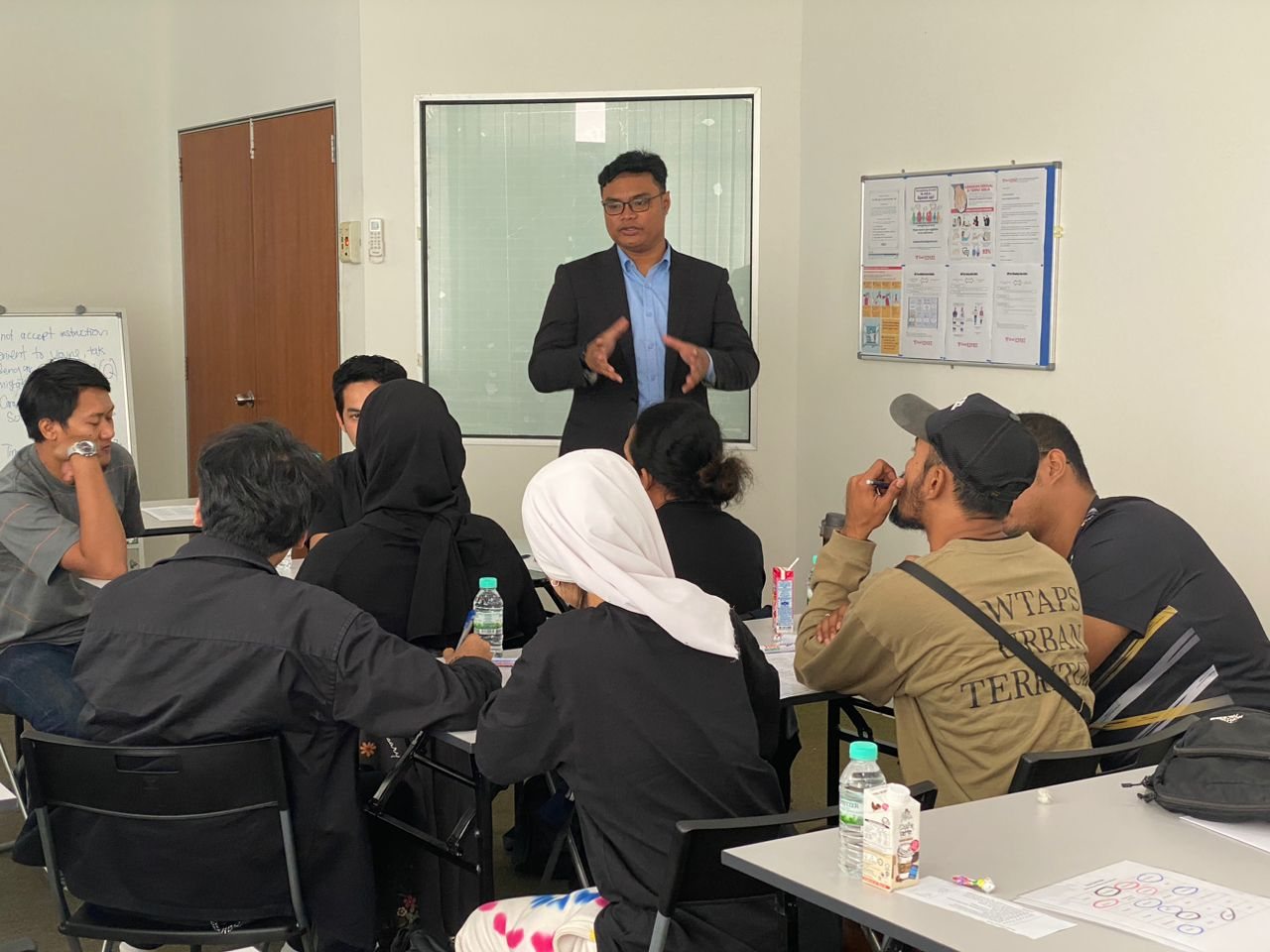 Cikgu Amir mengendalikan bengkel korporat