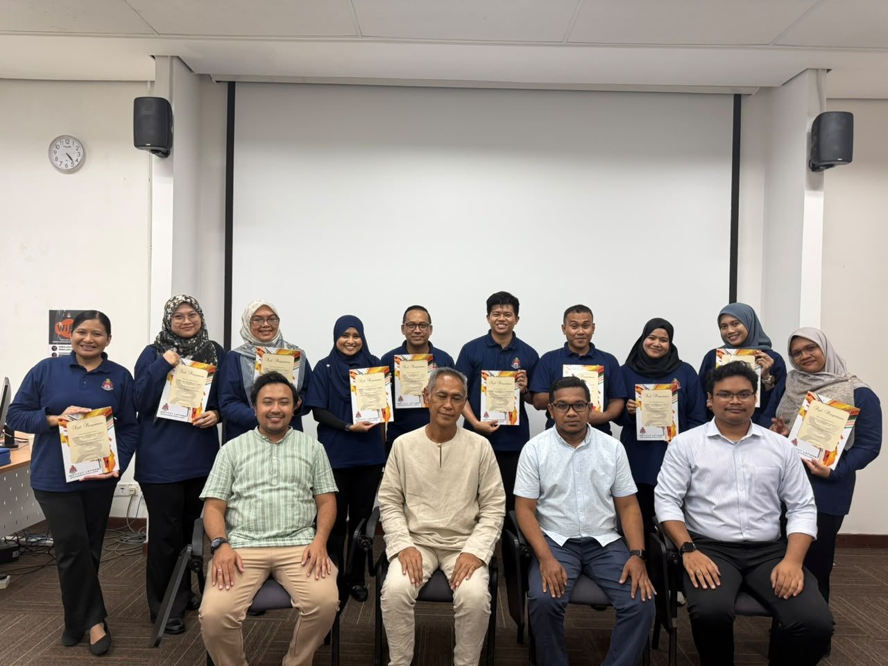 Peserta menerima sijil