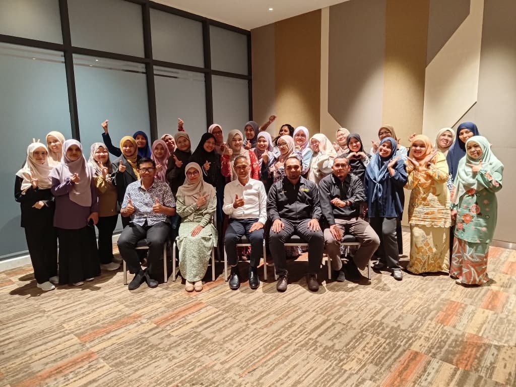 Gambar berkumpulan bersama peserta