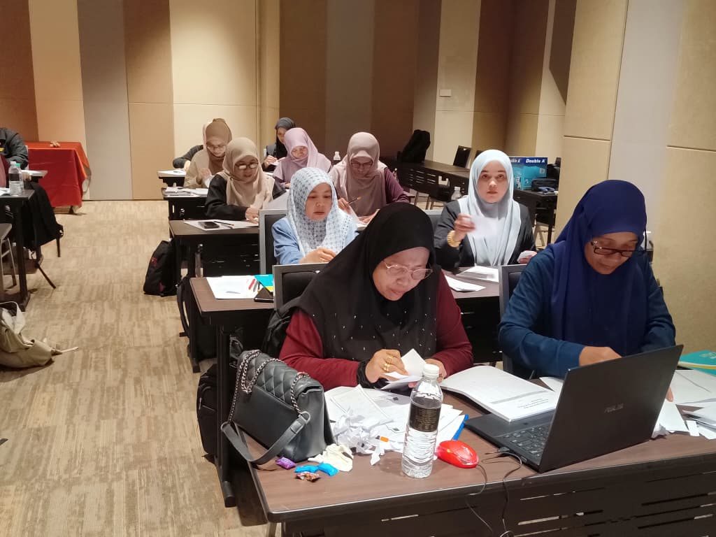 Pensyarah berlatih dengan dokumen sebenar