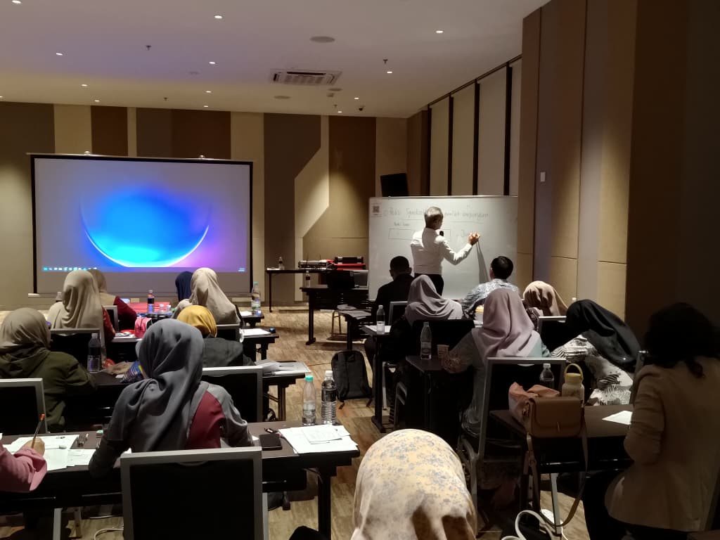 Encik Razali di papan putih