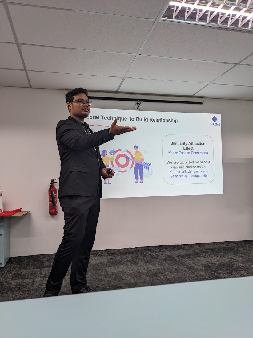 Cikgu Amir menyampaikan latihan korporat
