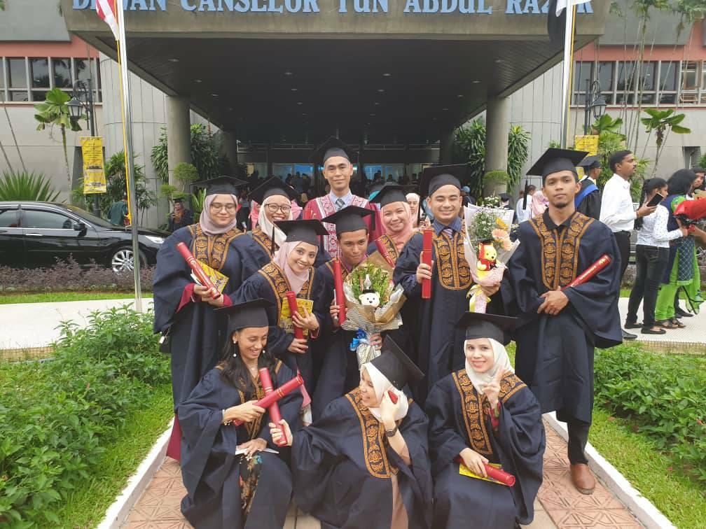 Graduan meraikan kejayaan